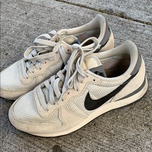 Nike suede sneakers Sz 6